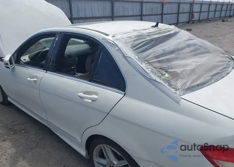 2010 Mercedes-Benz C 300 Luxury/Sport z USA, uszkodzony, nr VIN WDDGF5EB8AF421926